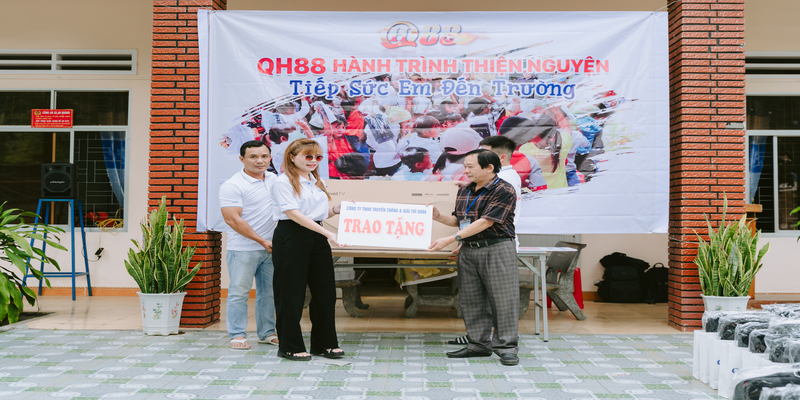 Đội ngũ QH88 trao quà cho thầy cô